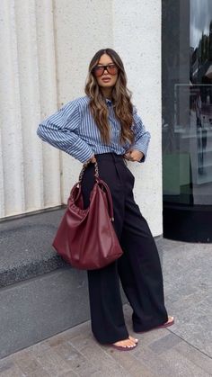 Autumn 2024 Work Outfits, Relaxed Office Outfit, Elegant Edgy, Smart Casual Brunch Outfit, Work Outfit Autumn 2024, Work Street Style, Autumn Workwear 2024, Effortless Fall Workwear Blouse, Timeless Fall Workwear Bags