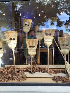 Make the window whimsical! Halloween Window Display, Autumn Window Display, معرض فني, Fall Windows, Window Display Retail, Decoration Vitrine, Store Window Display, Store Window Displays, Window Display Design