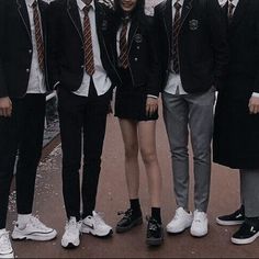 Private School Uniforms, Boarding School Aesthetic, School Uniform Outfits, Chloe Walsh, Hogwarts Aesthetic, Slytherin Aesthetic, Harry Potter Aesthetic, Dark Academia Aesthetic, Trik Fotografi