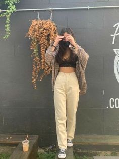 "14 Women's Cargo Pants with a Workwear Feel: Stylish and Functional" Mom Jeans Outfit Winter, Mode Ulzzang, Looks Pinterest, Mom Jeans Outfit, Indie Outfits, Looks Style, Teen Fashion Outfits, Looks Vintage, Retro Outfits