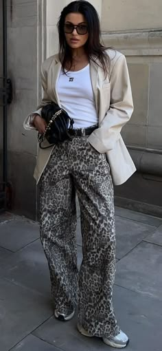 Street Style 2024 Spring Contrast Pants Outfit, Nyc Street Style Spring 2024, Leopard Pants Outfit 2024, 2024 Fashion Trends For Women, Street Style 2024 Summer, Summer Street Style 2024, Fun Pants Outfit, Leopard Pants Outfit, Bold Fashion Outfits