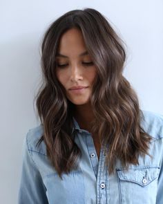 Love color and cut!!!  LA Hair Stylist. ✈️NYC.SF.Chi.Mia. Lived In Hair™ Owner of Ramirez | Tran Salon: 310.724.8167 & :info@ramireztran.com. Agency: @traceymattinglyllc Brunette Style, Rambut Brunette, Happy Friyay, Chocolate Brown Hair Color, Ash Brown Hair, Brunette Balayage, Chocolate Brown Hair, Soft Waves, Long Hair Cuts