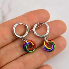 A vivid rainbow swirl, perfect for LGBTQ pride! Now available with huggie-style earwire!🌈 lightweight🌈 just shy of 1" long, including earwire🌈 aluminum links on stainless steel earwire - choose from huggie style or minimalist hook See separate listing for additional earwire optionsRAINBOW PRIDE colorway: red, orange, gold, green, blue, violet Lgbtq Jewelry, Full Rainbow, Pride Earrings, Rainbow Jewelry, Rainbow Swirl, Knot Earrings, Rainbow Earrings, Rainbow Flag, Lgbtq Pride