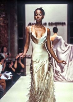 Jean Louis Scherrer, 00s Mode, 90s Runway Fashion, Mode Chanel, Runway Fashion Couture, Runway Outfits, 90s Runway, Vintage Runway, Couture Mode