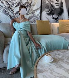 خذت/ي ولا سيفت/ي شي فولو ♡︎ !! Classy Silk Dress, Silk Dress Wedding, Pretty Formal Dresses, Women Evening Dresses, Arabic Women, Cap Sleeve Prom Dress, Hijab Evening Dress, Luxurious Dresses