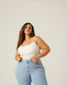 Curve Gathered Tank Plus Size Tops -2020AVE Plus Size Photography, Plus Size Posing, Curvy Model, Plus Size Models, Stunning Outfits, High Rise Mom Jeans, Curvy Girl Outfits, Model Poses, Plus Size Fashion