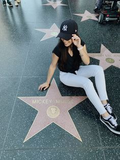 I’m at the Hollywood Walk of Fame sitting on the floor  to Mickey Mouse star. I’m wearing a black tshirt, white jeans, blue NY cap. Hollywood Sign Pictures Ideas, Pictures To Take In California, Outfit Ideas For Los Angeles, Hollywood Walk Of Fame Pictures Ideas, Las Angeles Outfits, Hollywood Picture Ideas, Walk Of Fame Pictures Ideas, La Photo Ideas, Los Angeles Picture Ideas