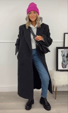 Day Out In London Outfit Winter, Pea Coat With Hoodie Outfit, Long Gray Trench Coat Outfit, Smoky Mountains Outfits Winter, Classic Style Women Winter, Winter Outfits Women Streetwear, Outfits With Winter Jackets, Hoodie Under Coat, Wool Coat With Hoodie Outfit