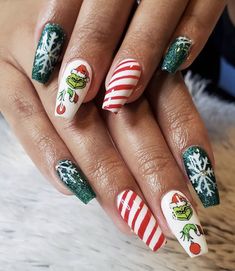 Elf Christmas Nails, Elf Movie Nails, Christmas Nail Grinch, Christmas Gel Nails Designs Grinch, Christmas Nails Buddy The Elf, Christmas Elf Nail Art, Elf Christmas, Holiday Nail Art