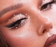 Gem Makeup, Shiny Makeup, Maquillage Yeux Cut Crease, Maquillage On Fleek, Concert Makeup, Rhinestone Makeup, Prom Eye Makeup, Swag Makeup, Smink Inspiration