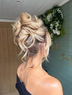 From balletcore-inspired ponytails to the iconic sleek bun, wedding hair has never looked so good. Sleek Bun Wedding Hair, Trending Wedding Hairstyles, Bun Wedding Hair, Sleek Buns, Bun Wedding, Wedding Hair Trends, High Fashion Hair, Trending Wedding