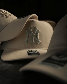 New York Yankees Cap Photography, Bone New Era, Chicago Bulls Logo, Swag Hats, Phone Homescreen, Mlb Hats, Ny Outfits, Dope Hats, Edit My Photo