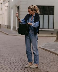 De meest trending Birkenstock van 2022 en zo draag je ze - Shopperella Birkenstock Potato Shoes Outfit, Boston Mules Outfit, Birkenstock Mules Outfit, Anouk Yve Style, Vintage Levis Jeans Outfit, 501 Levis Women Outfits, Vintage Levis Outfit, Birkenstock Boston Clog Outfit, Levis 501 Outfit