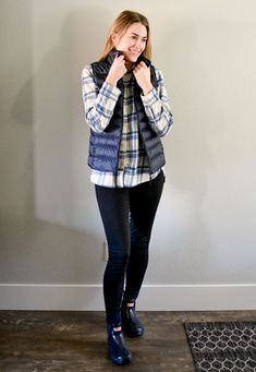 Rainy Winter Outfit, January Style, Navy Hunter Boots, Rainy Day Outfit Ideas, Rainy Winter, Chelsea Boots Style, Breezy Outfit, Day Outfit Ideas