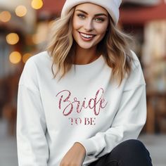 Bride to Be Jumper wird das süßeste Detail Ihrer Brautparty sein. Hen Party Unisex Braut-Sweatshirt hat einen Rundhalsausschnitt und ist mit einem Brautparty-Titel in Textfarbe Ihrer Wahl bedruckt! Junggesellinnenabschied tops sind weich und gemütlich. Gib sie der zukünftigen Frau vor dem Junggesellenabschied, damit die Crew mit Stil reisen kann! Sweatshirts sind unisex. Bitte verwenden Sie die Größentabelle für die beste Passform - Sie können Ihr eigenes Hemd verwenden, um die Maße zu vergleich Bride And Groom Tshirts, Bride Top, Hen Party Gifts, Bride Sweatshirt, Wedding Party Shirts, Honeymoon Shirts, Bachelorette Party Bride, Personalized Bride, Party Tops