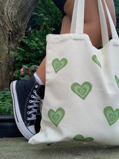 tote bag, green, converse Cute Totebag Painting, Canvas Bag Ideas Design, Painted Totebag Ideas, Painting On Tote Bags Aesthetic, Tote Bags Ideas Design, Things To Paint On Tote Bags, How To Paint Tote Bags, Bags Painting Ideas, Cute Tote Bags Aesthetic