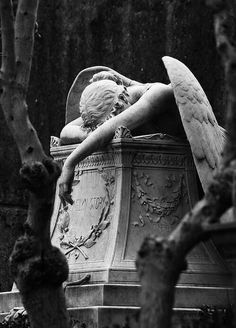 black and white photo of an angel statue with caption in russian above the image