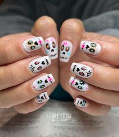 Day Of The Dead Nails Simple, Dia De Los Muertos Nail Ideas, Day Of The Dead Nails, Skull Nail Designs, Dead Nails, Night Of The Dead, Sugar Skull Nails, Skull Nail Art, Character Nails