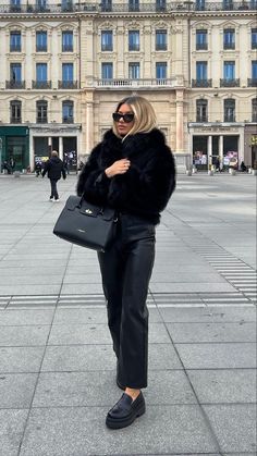 Black Fur Coat Outfit Classy, Outfits Timeless, Sunglasses Winter, Winter Outfits 2024, Old Money Winter, Leather Pants Black, Black Fur Coat