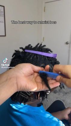 Short Hair Dreads Women, Short Interlocked Locs, How To Re Twist Dreads, Style For Locs For Women, Best Loc Products, 1 Month Locs, Loc Smithing Method, Dreadlock Retwist Styles, How To Retwist Dreads Step By Step