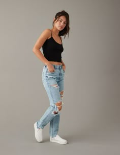 Cute Jeans American Eagle, Mom Jean Outfits, Cute Mom Jeans, Clothes For School, Jean Fits, Ripped Jeans Outfit, Dark Girl, Jean Outfit, Rip Mom