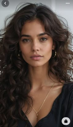 Curly Hairstyles Heart Shaped Face, Curly Hair Boho Style, Messy Hair Down, Type 2c Haircut, Messy Curly Hair Aesthetic, Long Wavy Curly Haircut, Best Haircut For Curly Hair Medium, Black Curly Hair Aesthetic, 90s Wavy Hair