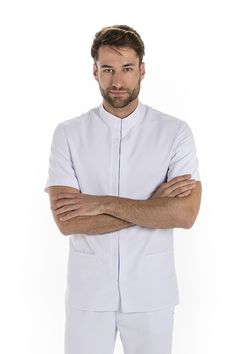 Chaqueta de hombre para farmacia y sanidad. Uniformes sanitarios de microfibra. Men's Uniforms, Mens Scrubs, Nurse Uniform, Welt Pocket, African Fashion