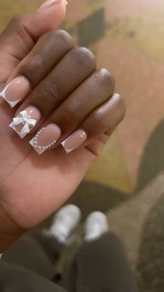 Nail Ideas Baddie Simple, Classy Nails Birthday, Nail Inspo 11-12 Yo, Short Neutral Nails With Design, Square Acrylic Nails Charms, Nails Design With Bows, White And Grey Nail Ideas, Pretty White Nails Acrylic, Cute White Birthday Nails