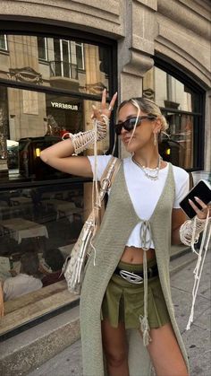 Creative Summer Outfits, Rainy Festival Outfit, Underground Streetwear, Sofia Coelho, Influencer Aesthetic, Downtown Outfits, Nashville Outfits, Gilet Long