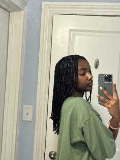 Short Small Twists, Women Twist Natural Hair, Mid Length Twists Braids, Mini Twists Aesthetic, Medium Mini Twists, Small Twist Hairstyles, Shoulder Length Mini Twists, Mid Length Twists, Mini Twist Extensions