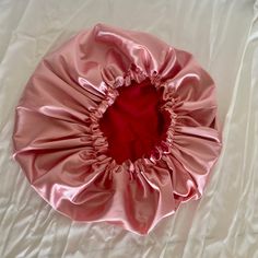 Satin Bonnet | Gorros de Satin | Gorro Reversible Diseñado con elástico y espacio suficiente para guardar tu cabello y protegerlo del frizz en las noches. Beneficios: Reversible: hecho en tela satín por los dos lados. Elimina el frizz. Mantiene el peinado o tu pelo definido por mucho más tiempo. Tu pelo se mantiene sin enredarse. Idóneo para cualquier textura de cabello, en especial para texturas rizadas. ** No es impermeable. Al realizar una compra con nosotros, está aceptando los términos de n Fashion Collection Inspiration, Sleep Hairstyles, Silk Bonnet, Hair Kit, Hair Supplies, Satin Bonnet, Hair Bonnet, Satin Pillowcase, Silk Accessories