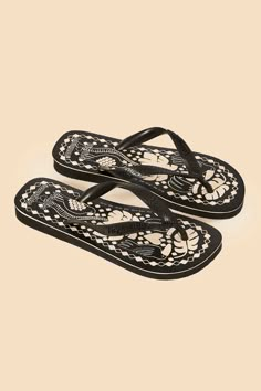 Shop the Jungle Scarf Havaianas Sandals at FARM Rio. Get 15% off 1st purchase w/ FARM15. Click here! Havaianas Farm, Sunny Season, Havaianas Flip Flops, New Farm, Suit Shoes, Big Rings, Farm Rio, Sandals Black