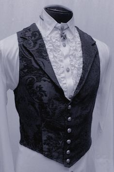 Los trajes x2. Y te quedan bonitos ueueu. Ball Suits For Men, 1880s Fashion Mens, Male Corset Outfit, Mythical Clothes, Unique Suits For Men, Circus Reference, Male Formal Wear, Alt Prom