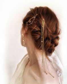 Braid it, Pin it, Wrap it around. This muti-tasking envy inducing bobbi is firing on all cylinders. A cascade of Swarovski crystals and Swarovski pearls on delicate contrasting chains. Made in NYC Lelet Ny, Prom Hairstyles For Short Hair, Honey Hair, Butterfly Hair Clip, Butterfly Hair, Hair Beads, Gold Hair, Swarovski Pearls, Hair Barrettes