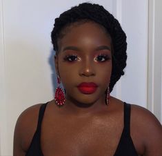 Burgundy Red Eyeshadow Looks, Red Lip On Dark Skin, Red Lipstick Makeup Dark Skin, Red Makeup Dark Skin, Gala Dinner Make Up, Gold Eyeshadow With Red Lipstick, Dark Skin Makeup With Red Lips, Red Look Makeup, Make Up For Traditional Look