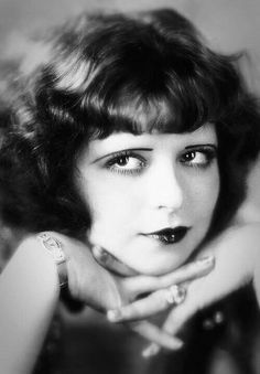 Clara Bow ❤︎︎ 1920 Makeup, 1920s Makeup, 얼굴 그리기, Face Drawing Reference, Photographie Portrait Inspiration, Human Reference, Poses References, Human Poses