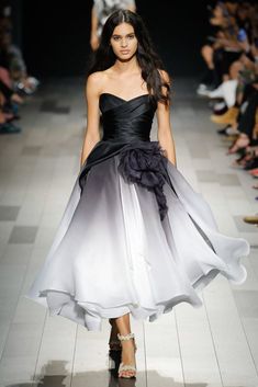 Marchesa Spring 2018 Ready-to-Wear collection, runway looks, beauty, models, and reviews. Tea Gown, Ombre Dress, فستان سهرة, Black And White Dress, Dream Dress