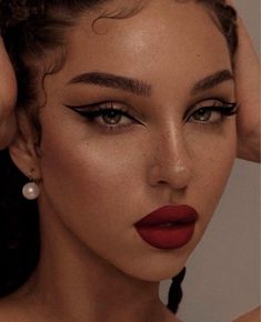 Feminine Fatale Makeup, Feme Fatale Nails, Casino Makeup Ideas, Mafia Boss Makeup, Scorpio Makeup Aesthetic, Scorpio Venus Makeup, Female Fatale Aesthetic Outfits, Virgo Rising Makeup, Mob Wife Aesthetic Makeup