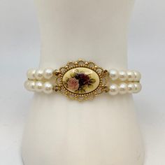 Very pretty Victorian inspired bracelet in very good condition. This appears to be from the 1928 Jewelry brand but does not have any markings. Nevertheless, it perfectly matches with the 1928 Jewelry pearly designs.  It is 7.5 inches long and 20mm at its widest point in the enter.  View our other bracelets: https://www.etsy.com/shop/PalomaAndBianca?ref=seller-platform-mcnav&section_id=28724872 Our items are vintage and/or preowned. Therefore, there may be some patina or imperfections expected with age. Please ask any questions you have before purchase. Thanks for looking !!  😊 Victorian Modern Fashion, Victorian Gifts, Victorian Era Jewelry, Victorian Coquette, Vintage Pearl Jewelry, Tvd Dr, Victorian Style Jewelry, Victorian Modern, Victorian Accessories