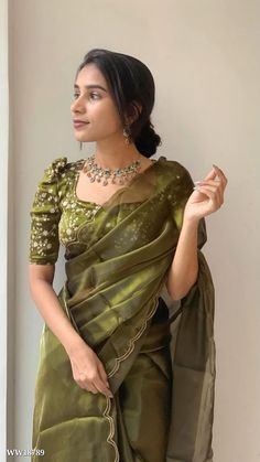 Pata Saree Blouse Design, Designer Sarees For Reception, Blouse For Plain Saree, Bottle Green Saree Contrast Blouse, Blouse For Organza Saree, Simple Saree Look Classy, Beautiful Top Designs, Convocation Saree Ideas, Green Organza Saree