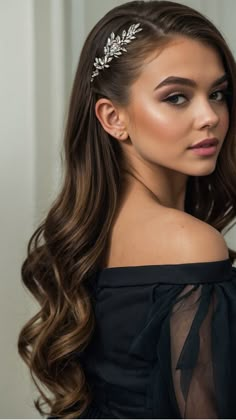 Need a prom hairstyle that can go from classy to casual? These 15 perfectly pretty hairstyles for medium hair are just what you need. With elegant updos and cute curls, find the style that suits your prom vibe. Bridal Hair Down Accessories, Casual Prom Hairstyles, Hair On The Side Hairstyles, Hair On One Side Style, Side Hair Do, Hairstyles Ideas For Party, Prom Hairstyles For Round Faces, Medium Hair Hairstyles For Wedding, Hairstyle For Suits For Women