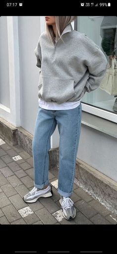 Current Street Style, Relaxed Spring Outfits, Sportstyle Outfit, Fall Basic Outfits, Ugg Outfit Ideas, Winter Footwear, Versatile Shoes, Mode Casual