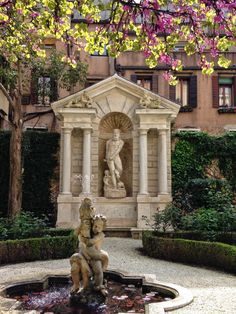 a fountain in the middle of a courtyard