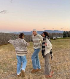 Utah Girl, Cabin Trip, Insta Poses, Farm Clothes, New England Fall, Tree Farm, Friend Goals, Christmas Tree Farm, Farm Girl