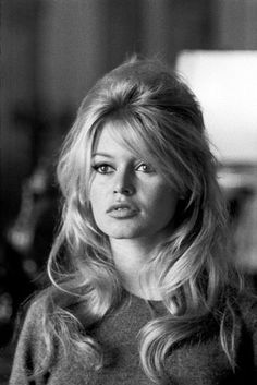 Brigitte Bardot - Bild veröffentlicht von ladyrin - Photo 51 : Fotoalbum - gofeminin 50s Hairstyles Bangs, Lana Del Rey Hair Half Up, 1960s Style Icons, Ryan Murphy Aesthetic, 40s Bangs, Peggy Core, Brigitte Bardot Hair, Bardot Bangs, Bardot Hair