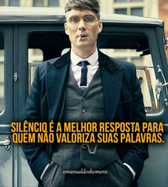 a man in a suit and tie standing next to an old car with the caption, silenci e a mellor respostita para que que que que que que que que que que va valoras