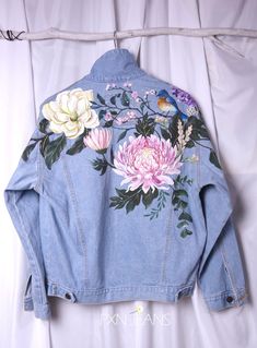 Denim Jacket Print Design, Denim Jacket Hand Painted, Painting Jean Jacket, Painting On Denim Jacket, Hand Painted Jean Jacket, Denim Painting, Artisanats Denim, Jean Diy, Jeans Oversize