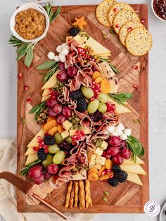 Festive and unique Christmas tree charcuterie board ideas! These holiday snack boards are so fun to share at parties and are sure to amaze your holiday party guests! Charcuterie Tree, Edible Christmas Tree, Christmas Fare, Christmas Tree Charcuterie Board, Tree Charcuterie Board, Christmas Tree Charcuterie, Tree Charcuterie