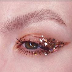 Glitter Face Makeup, Donni Davy, Gold Eyeliner, Eyeliner Tips, Design Outfit, Make Up Inspiration, Glitter Face