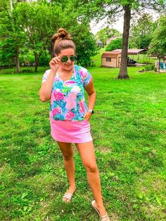 Lily Pulitzer Outfits, Vacation Lifestyle, Lilly Pulitzer Outfits, Back To School Fits, School Fits, Stretch Shorts, V Neck Tops, Summer Outfit